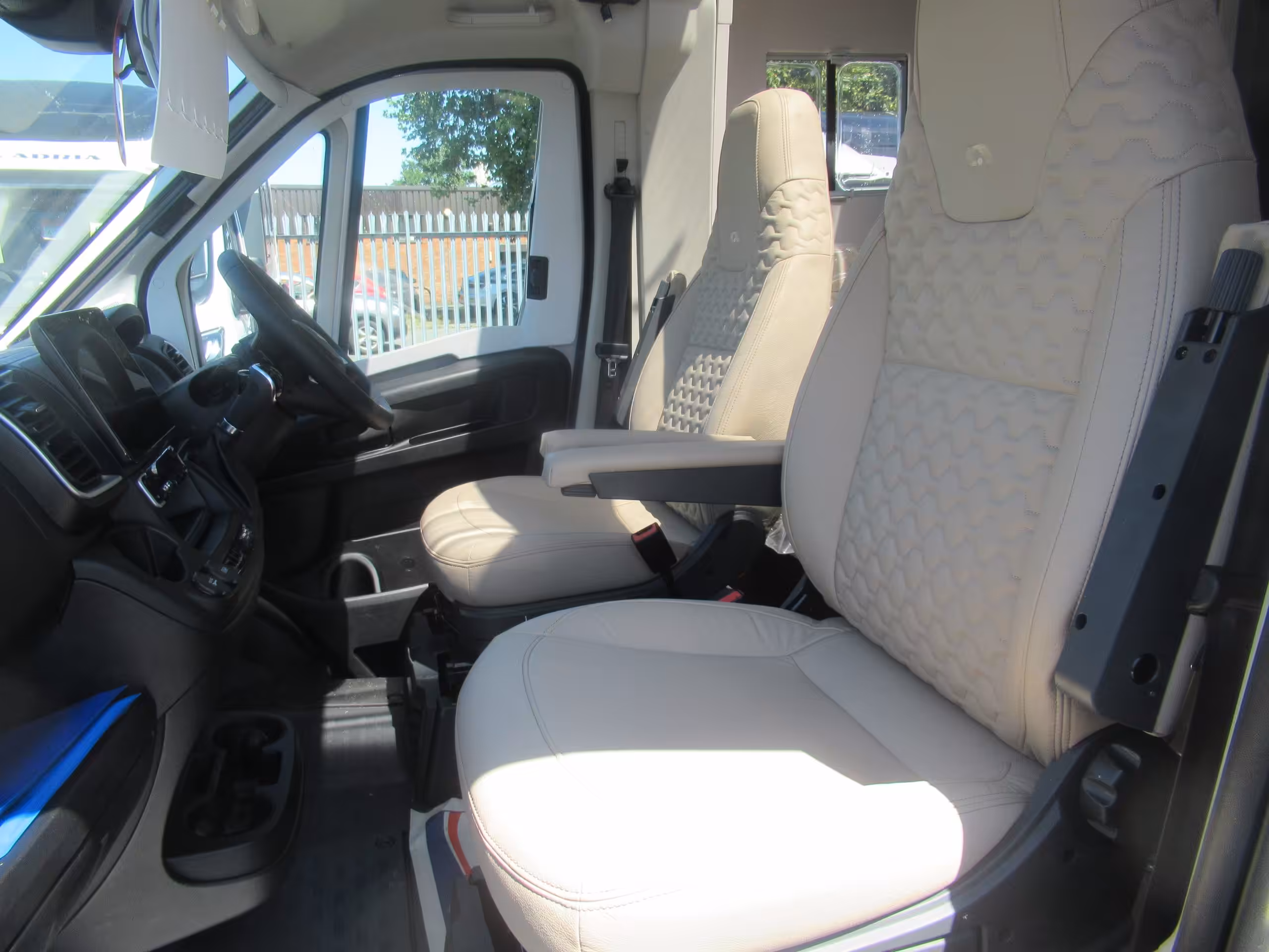 Adria Coral Supreme 670 DL AR G 18