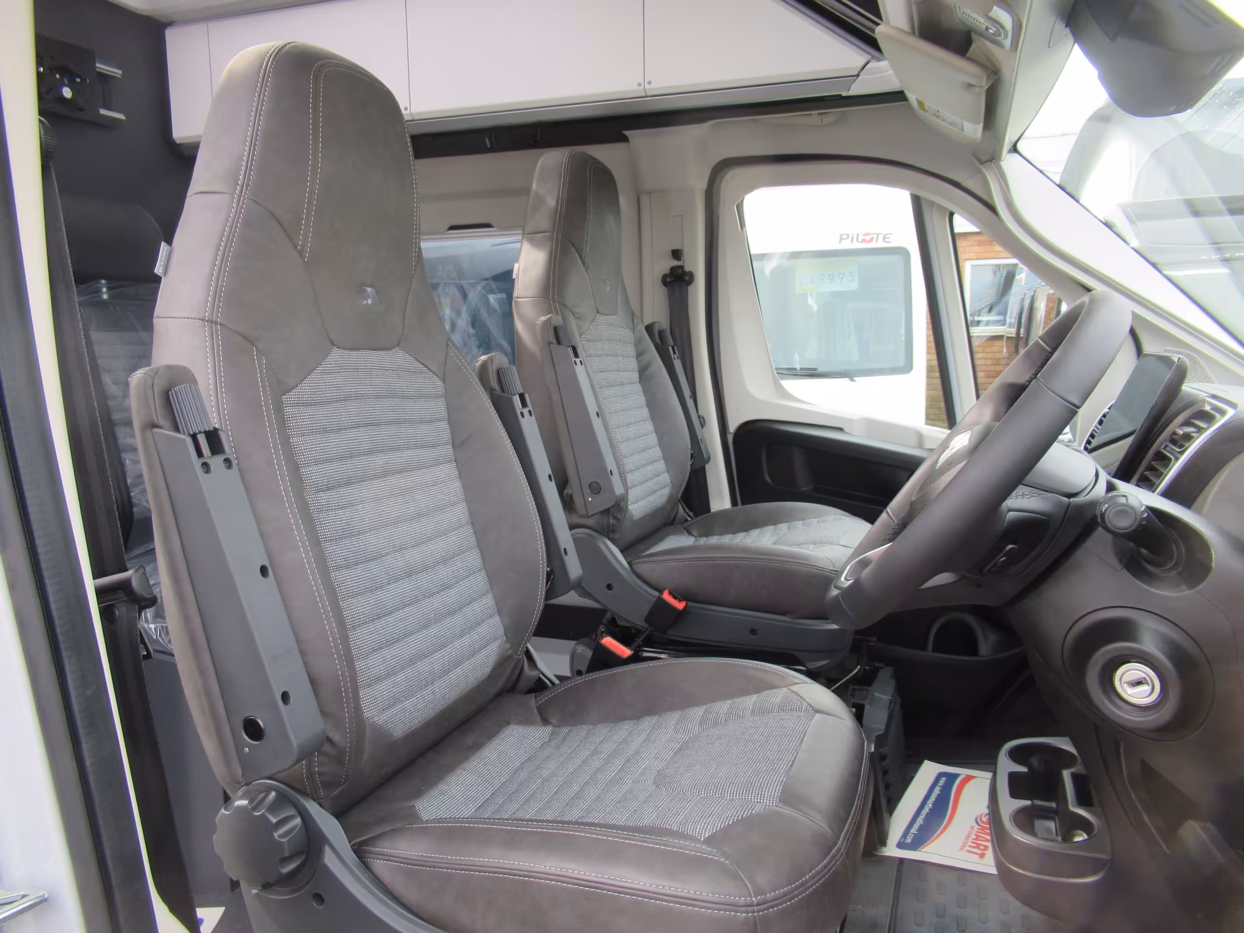 Adria Twin Supreme 640 SGX EX Grey 11
