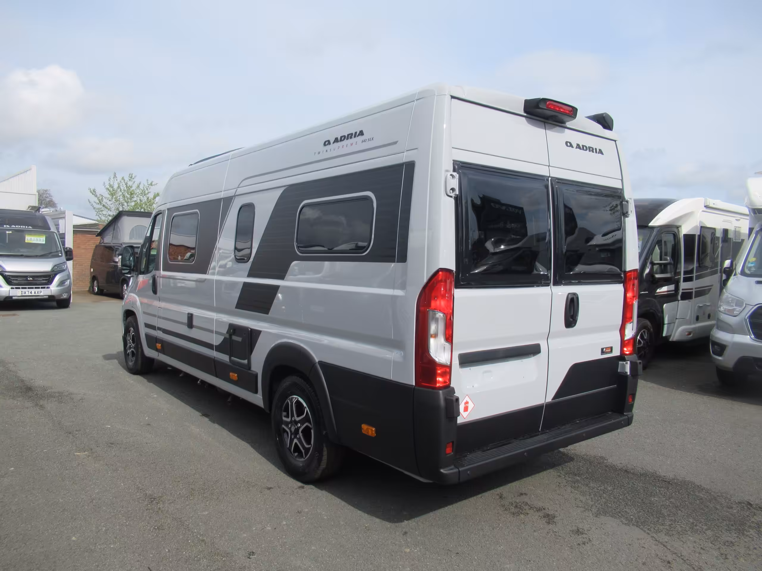 Adria Twin Supreme 640 SGX EX Grey 4